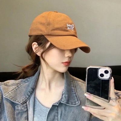 与一位女士合影